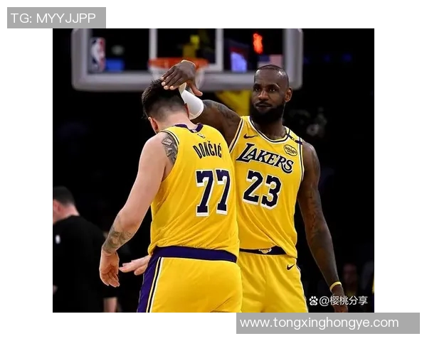 勒布朗-詹姆斯宣布继续留在湖人队,球迷们欢呼雀跃 勒布朗-詹姆斯宣布继续留在湖人队,球迷们欢呼雀跃