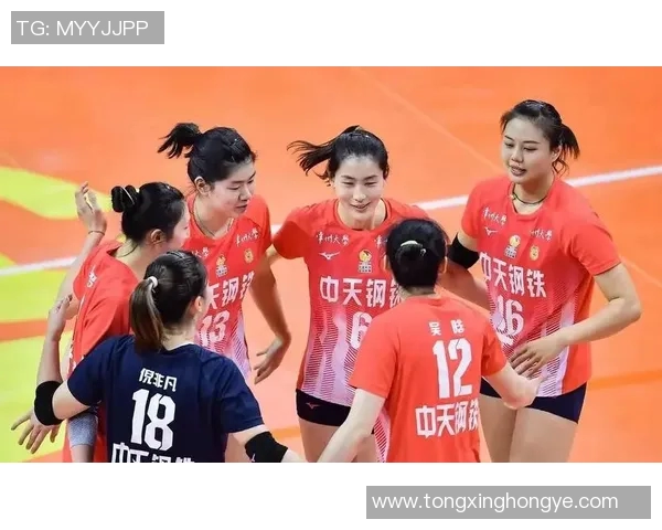 女排大战紧张激烈，直播镜头捕捉球员关键时刻