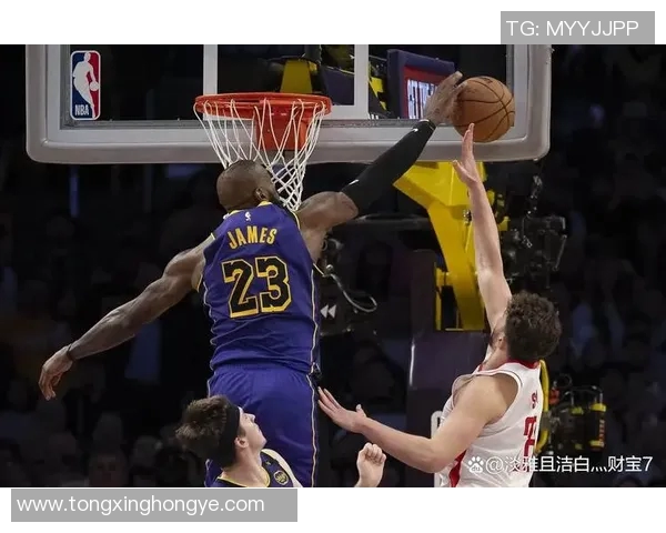 詹姆斯连续第三场比赛砍下30+,领导湖人击败火箭,保持不败势头 詹姆斯连续第三场比赛砍下30+,领导湖人击败火箭,保持不败势头